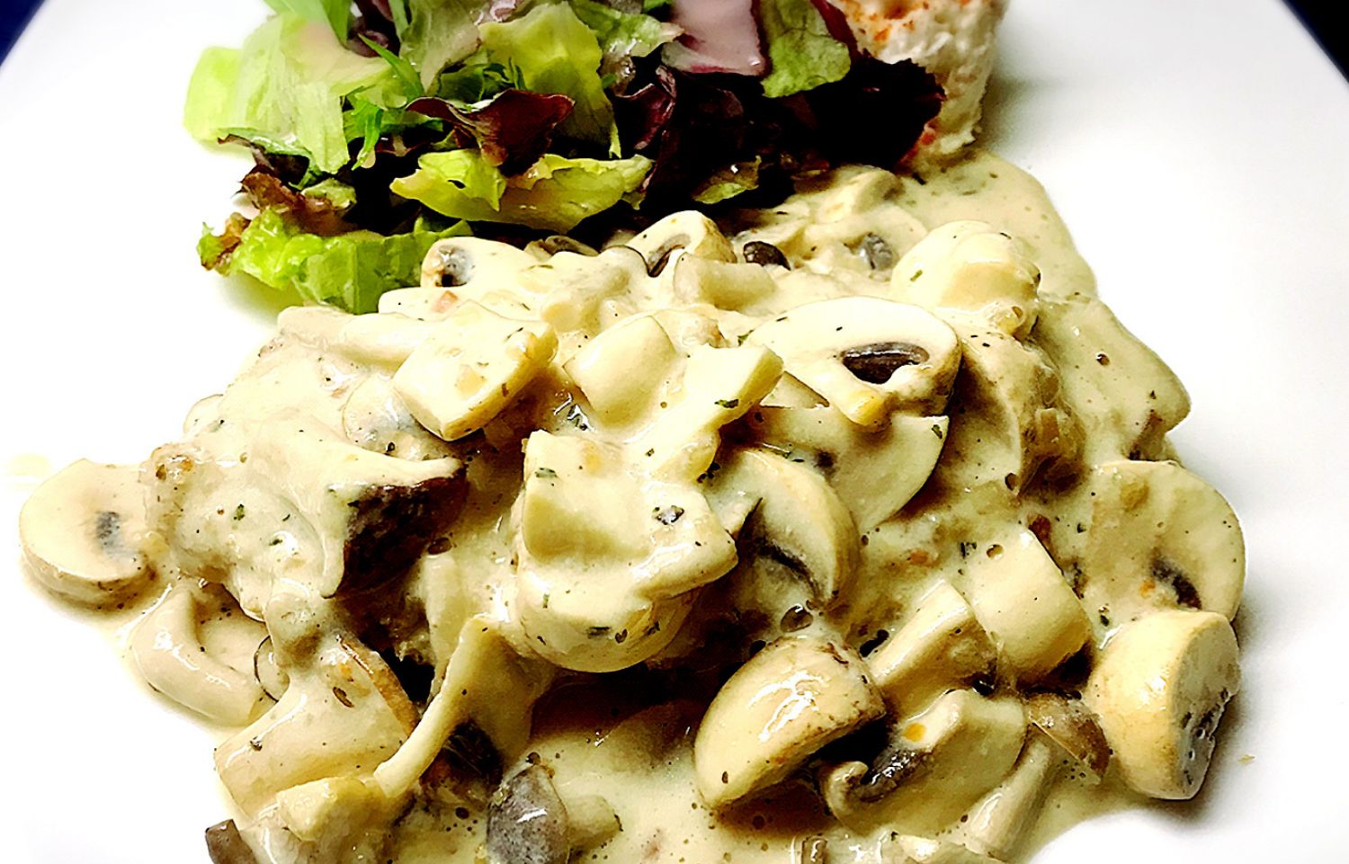 舌平目のフライ〜きのこ入りクリームソース〜スープ・ライスorパン付¥1100/白身のお魚と自家製クリームソースとの相性が抜群な人気の１品です。