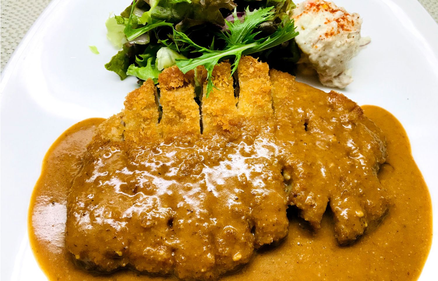 ポークカツレツデミグラスソース/スープ・ライスorパン付¥1100/脂身の少なめな豚肉を揚げています/自家製のデミグラスソースでどうぞ！