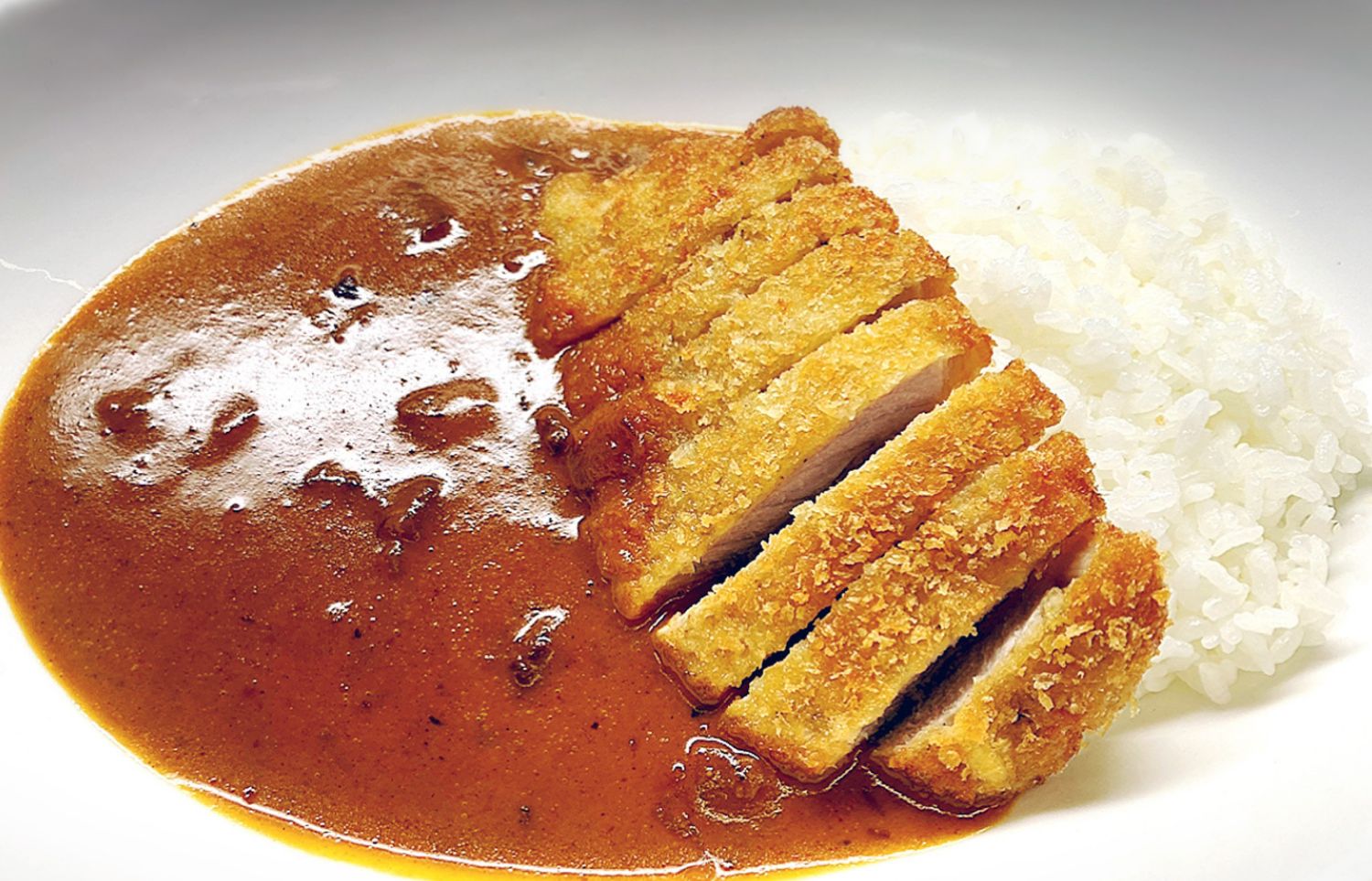 自家製カツカレー/スープ・サラダ付¥1100/大盛りプラス100円/自家製のカレーソースをご注文いただいてから調味してご提供しています。カツはポークカツのカツを１枚使用しているのでお得でボリュームのあるカレーです
